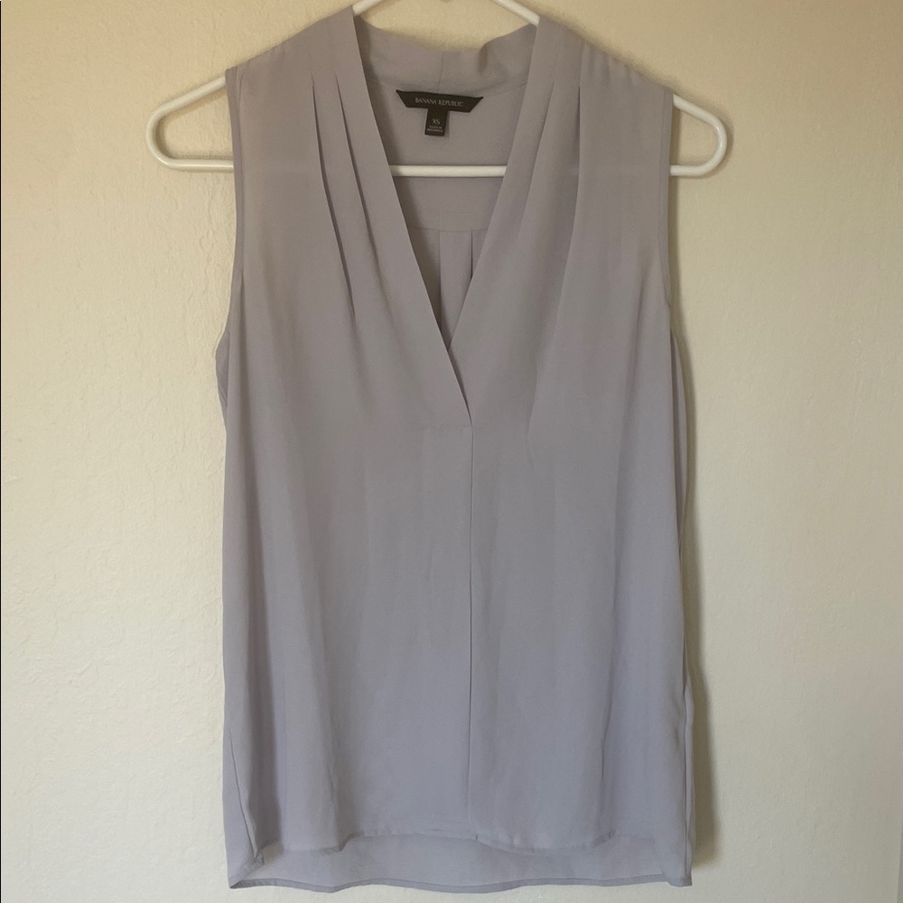 Banana Republic V-Neck Sleeveless Blouse in Soft Gray